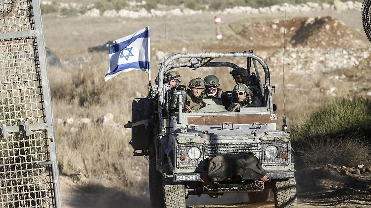 Isaelische Soldaten patrouillieren an der Grenze zu Syrien. Das Land sei jahrzehntelang ein "aktiver Feindstaat" gewesen, so Netanjahu. 