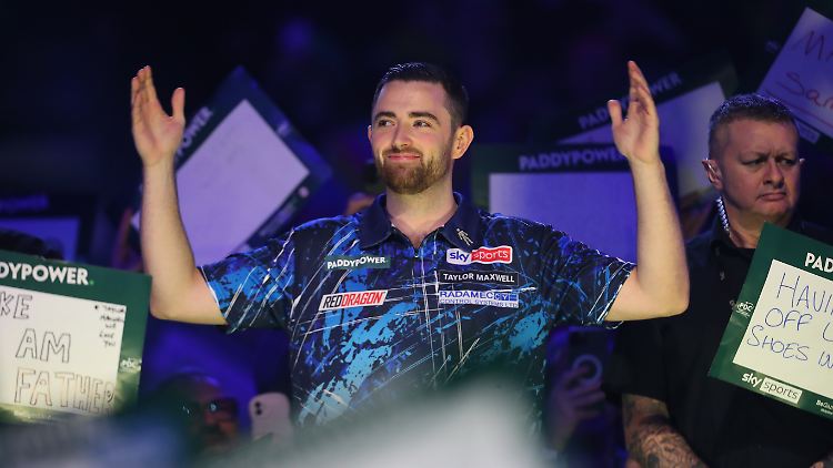Luke Humphries genießt den Weltmeister-Empfang der Fans im "Ally Pally".