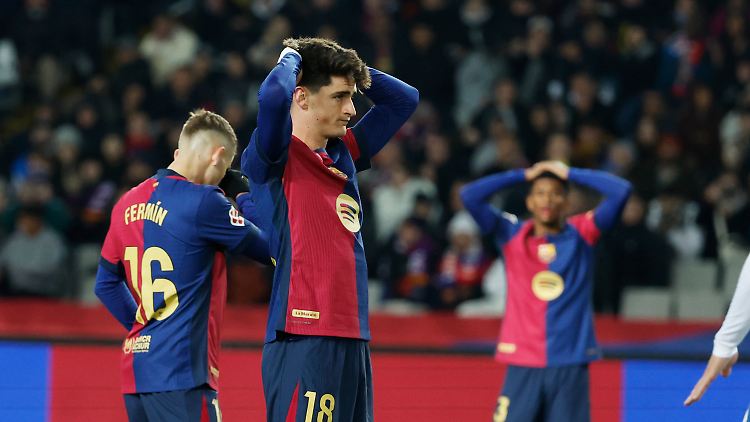 Der FC Barcelona leidet schwer gegen den Aufsteiger.