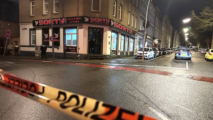 Beamte sperrten den Bereich um die Eckkneipe ab, vor der die Schussopfer gefunden wurden.