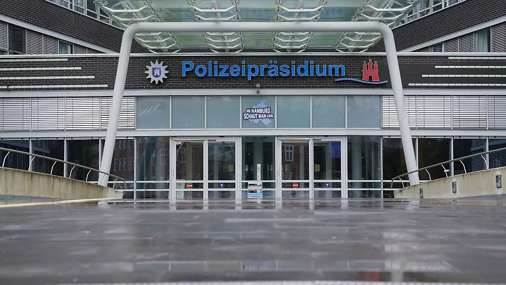 Blick-auf-den-Eingang-des-Polizeipraesidiums
