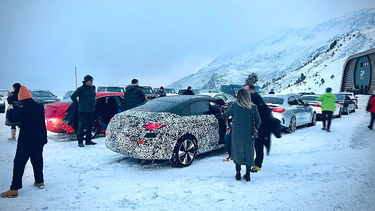 Ordentlich Tarnung verschleiert das wahre Aussehen des künftigen CLA. Bald wird Mercedes den Neuling jedoch enthüllen.