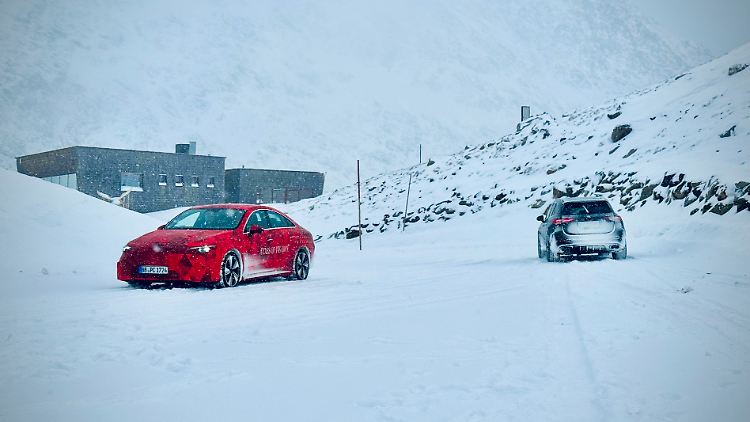 Auch im Schneetreiben fühlt sich der kommende Mercedes CLA pudelwohl. Mangelnde Traktion ist zumindest beim Allradmodell kein Thema.