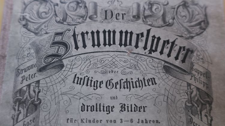 Eine Jubiläumsausgabe zur 100. Auflage des Struwwelpeters von 1876 ist im Struwwelpeter-Museum in einer Vitrine ausgestellt.