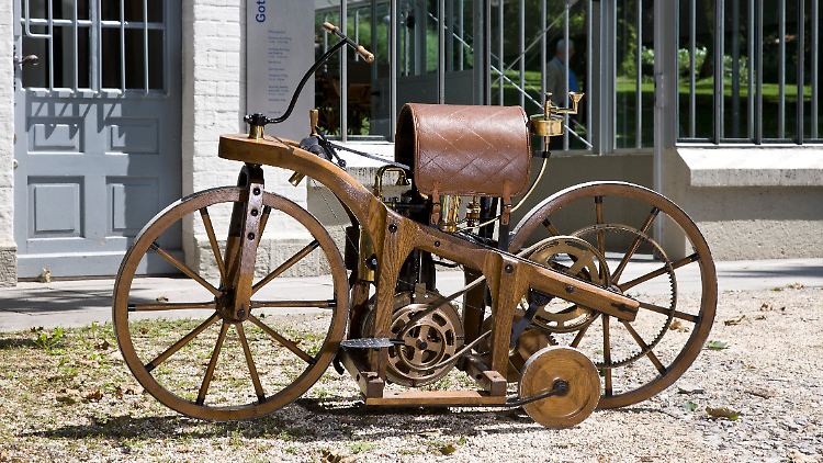 140 Jahre Daimler Reitwagen: Im patentierten ersten Motorrad der Welt testete Gottlieb Daimler die zusammen mit Konstrukteur Wilhelm Maybach entwickelten frühen Verbrennungsmotoren.