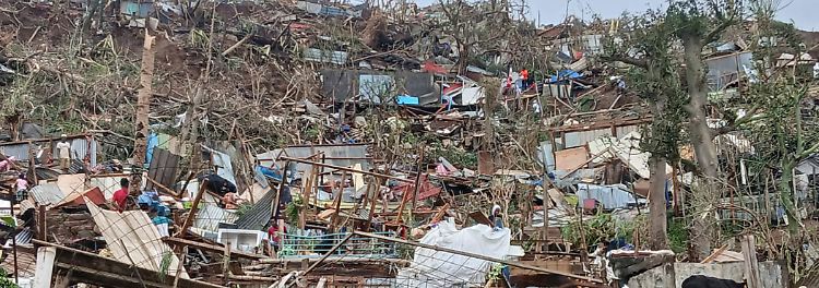 ... und auf diesem Hügel hat "Chido" alle Behausungen komplett zerstört: ...