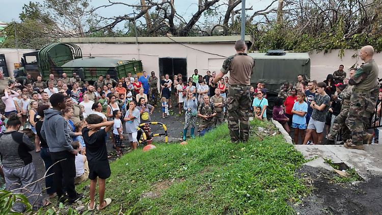 Die Armee und Freiwillige helfen jetzt auf Mayotte bei der Suche nach Überlebenden.