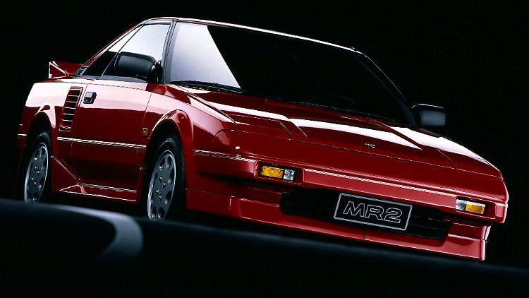 40 Jahre Toyota MR2: meistverkaufter japanischer Mittelmotorsportwagen, gezeichnet in Keilform und mit Klappscheinwerfern.