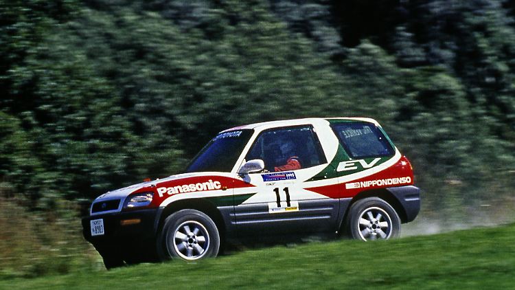 30 Jahre Toyota RAV4: Der SUV-Pionier startete auf einigen Märkten elektrisch und gewann die erste große EV-Rallye.
