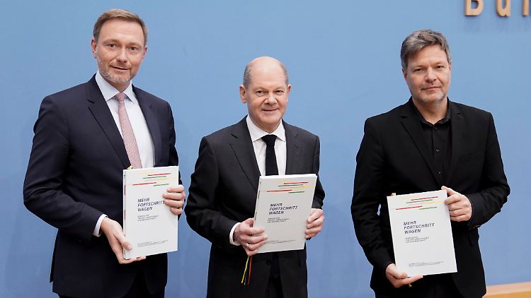 Sie wollten "mehr Fortschritt wagen", scheiterten jedoch brachial: Lindner, Scholz und Habeck bei der Präsentation ihres Koalitionsvertrags.