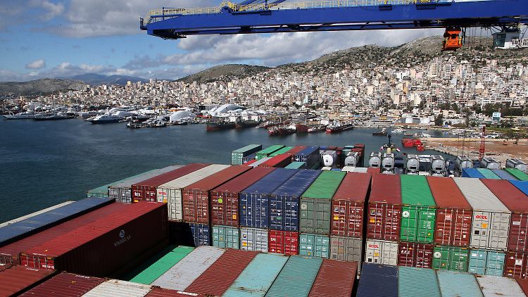 Ein Containerschiff im Hafen von Piräus.