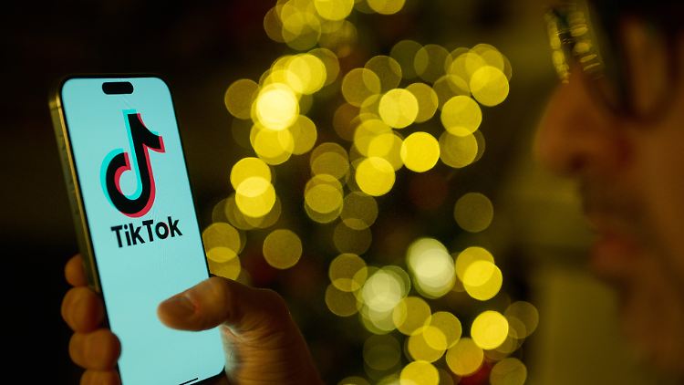 Auch wenn das Unternehmen Tiktok seine jährlichen Emissionen nicht öffentlich zugänglich macht, schätzt Greenly, dass Tiktok die höchsten CO2-Emissionen im Jahr hat.