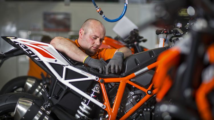 Hunderte Stellen sollen bei KTM gestrichen werden. Manche Arbeiter hätten nichts mehr zu tun, berichteten Betroffene.