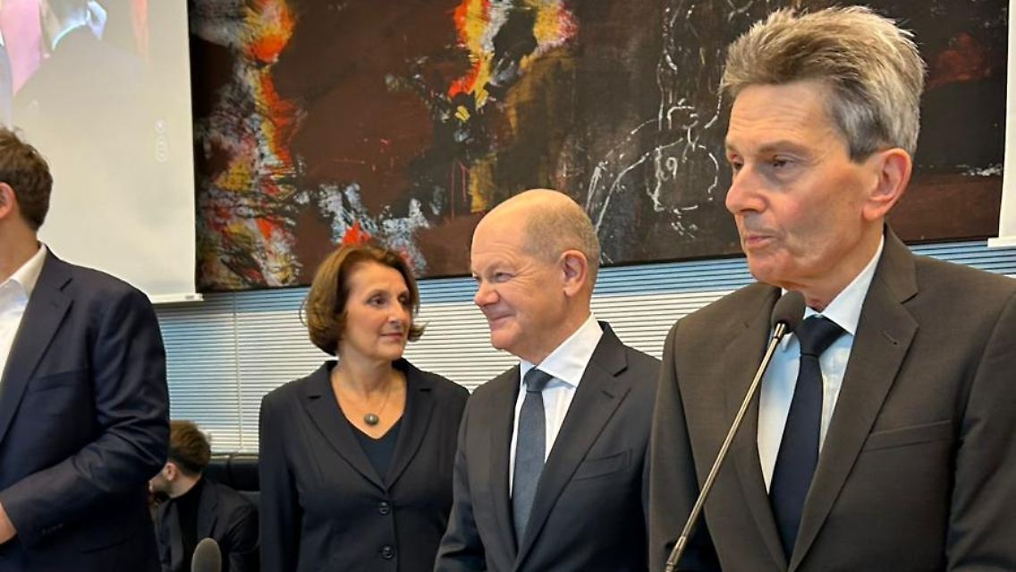 Olaf Scholz und seine Frau Britta Ernst in der SPD-Fraktionssitzung.