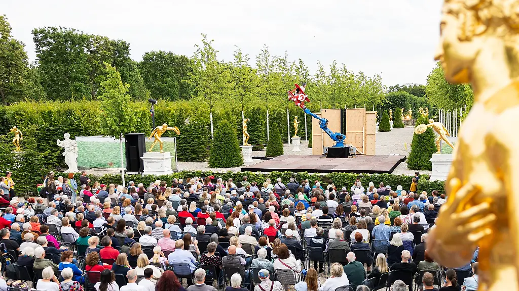 Kuenstler-treten-im-Gartentheater-beim-Kleinkunstfestival-Kleines-Fest-im-Grossen-Garten-auf