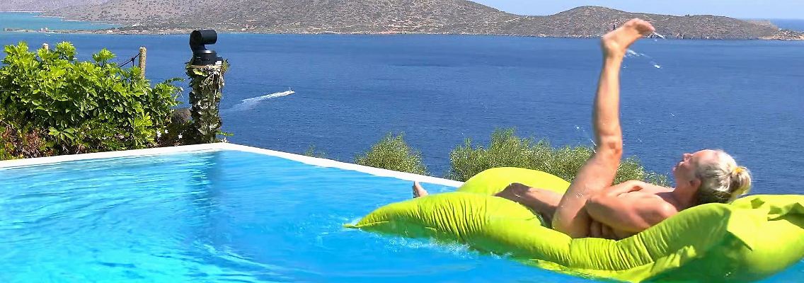 Die barbusige Pool-Performance von Bärbel kommt nicht bei allen Frauen gut an.