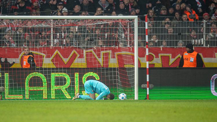Bochum-Torwart Patrick Drewes wurde von einem Feuerzeug getroffen.