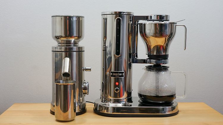 Aaarke Kaffeemühle und Kaffeemaschine bilden ein starkes Team.