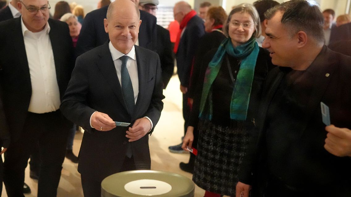 Scholz gibt seine Stimme ab.