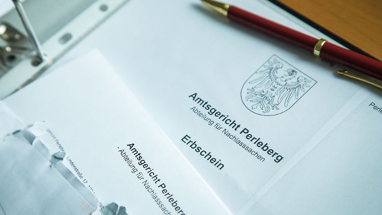 Wer eine Immobilie erbt, muss diese im Grundbuch umschreiben lassen. Dafür ist oft ein Erbschein erforderlich.