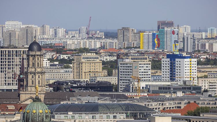 Auch wer seit DDR-Zeiten in seiner Mietwohnung lebt, ist nun bundesdeutscher Rechtslage unterworfen.