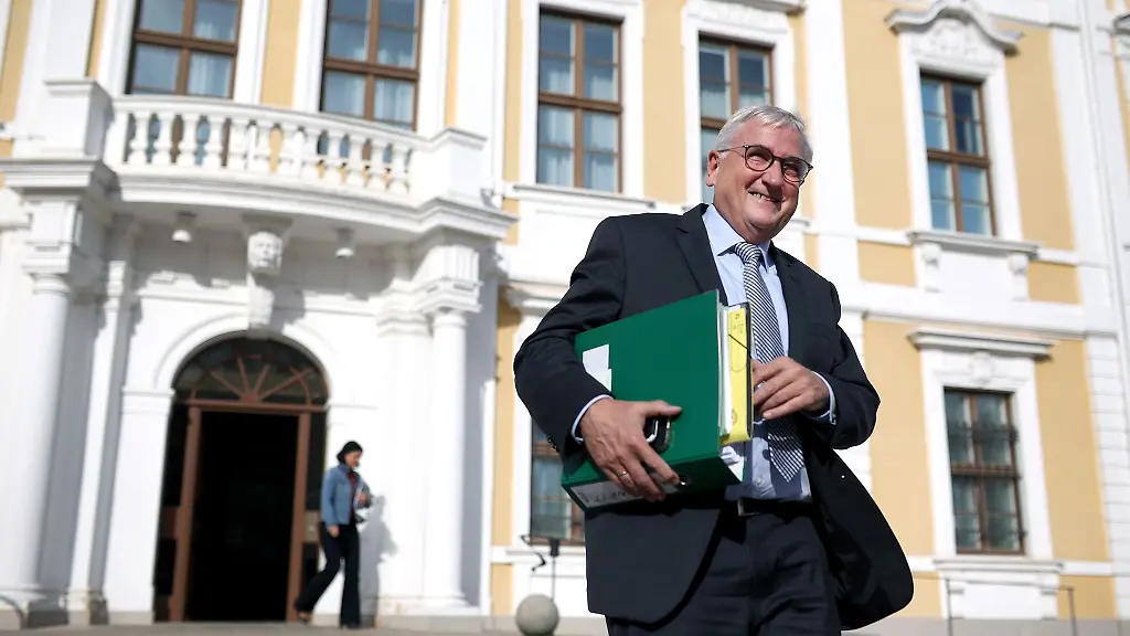 Sachsen-Anhalts-Finanzminister-Michael-Richter-CDU-verlaesst-nach-einer-Pressekonferenz-zur-Kabinettssitzung-den-Landtag-in-Magdeburg