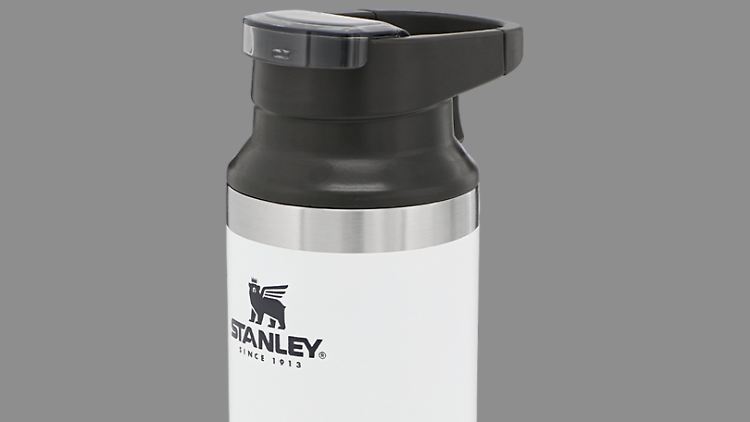 Das Modell Switchback Travel Mug von Stanley sollen Verbraucher nicht benutzen, bevor sie sich einen neuen Deckel haben zusenden lassen.