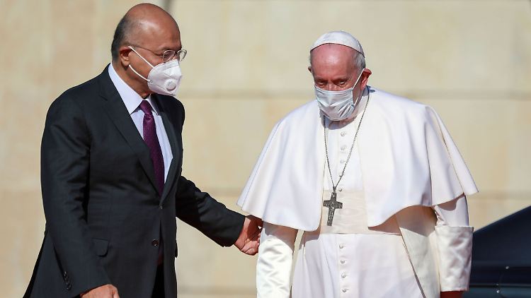 Der damalige irakische Präsident Barham Salih (l.) empfängt im März 2021 Papst Franziskus vor dem Präsidentenpalast in Bagdad.