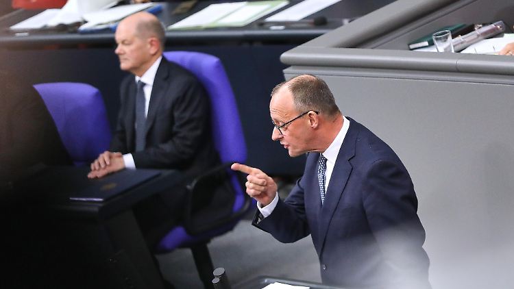 Scholz (l.) hofft darauf, dass Merz im Wahlkampf auf der Zielgeraden noch größere Fehler machen wird.