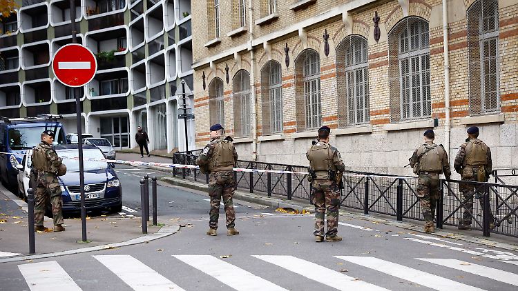 Französische Soldaten sichern  nach der Tat das Gebiet in der Nähe des Gymnasiums Lycée Rodin in Paris. 