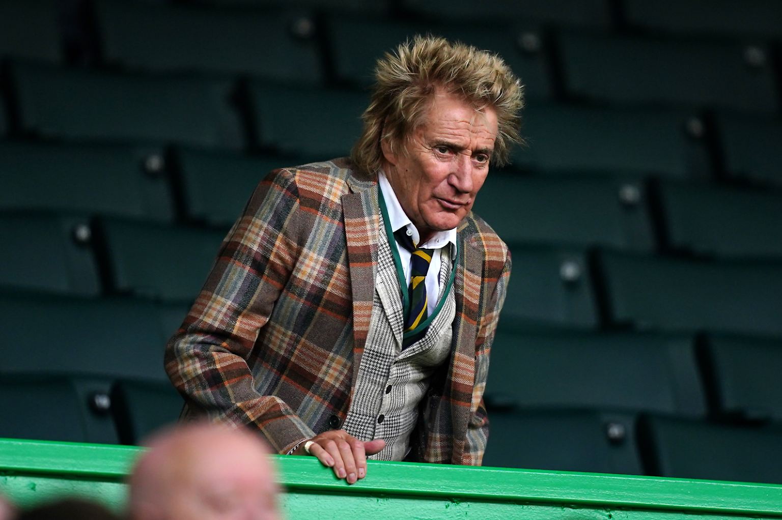 Rod Stewart trägt immer noch gern auffällige Jacketts, seine Haare sind immer noch verstrubbelt, ...