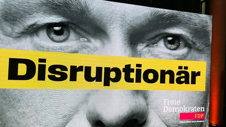 An einem Presseabend präsentiert die FDP ein neues Wahlplakat: Christian Lindner als "Disruptionär".