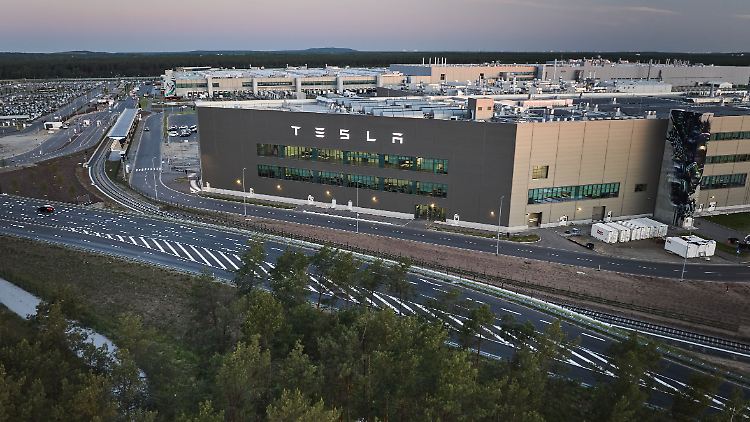 Der hohe Wasserverbrauch des Tesla-Werks in Grünheide steht schon lange in der Kritik. Nun gibt es Diskussionen über die Sonderkonditionen, die dem Konzern vom Wasserversorger offenbar eingeräumt wurden. 