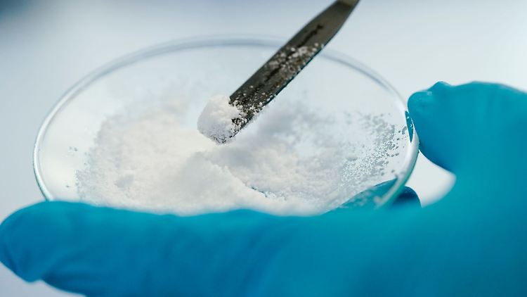 Lithium ist ein Leichtmetall, das etwa für Batterien von E-Autos gebraucht wird. 