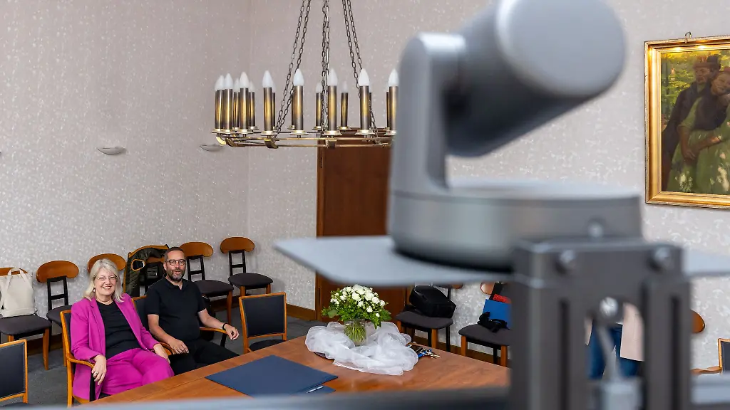 Buergermeisterin-Ilona-Friedrich-SPD-und-Frank-Muesken-Leiter-des-Standesamtes-in-Kassel-stellen-den-Live-Stream-Service-vor