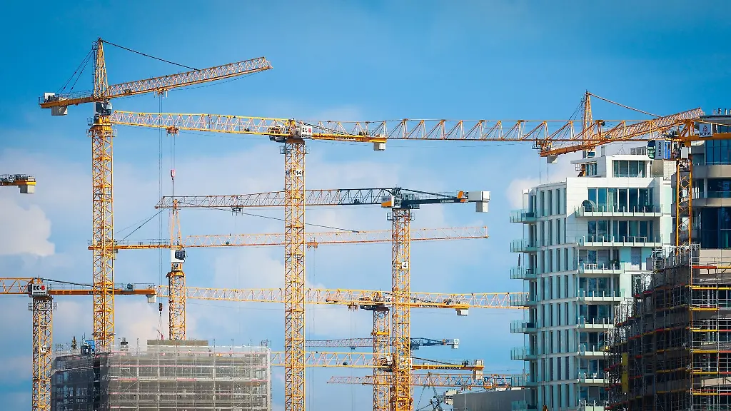 Baukraene-stehen-auf-einer-Baustelle-in-einer-Innenstadt