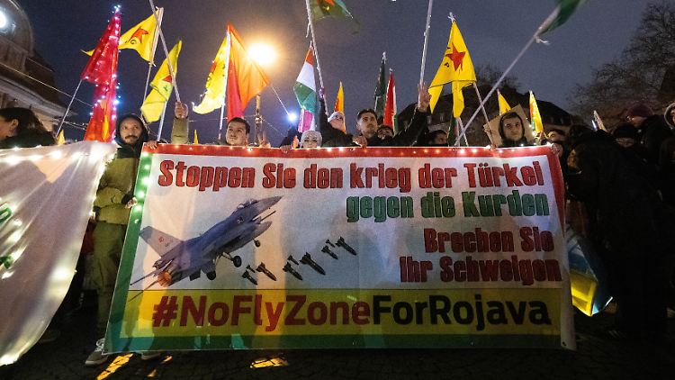 Protestler in Deutschland machen bei einer Demonstration auf die Bedrohung der Kurden in Syrien durch die Türkei aufmerksam.