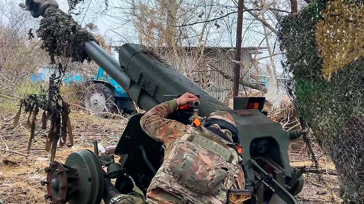 Ein russischer Soldat zielt mit einer Haubitze auf ukrainische Stellungen in der Grenzregion Kursk.