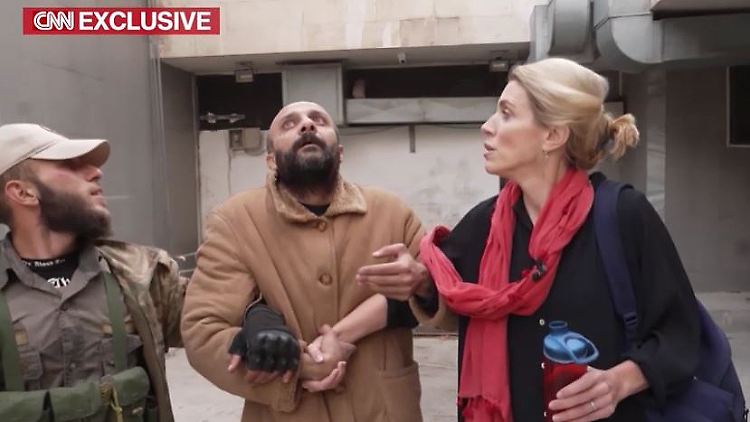 CNN-Reporterin Ward verlässt mit dem angeblich befreiten Syrer das Gefängnis.