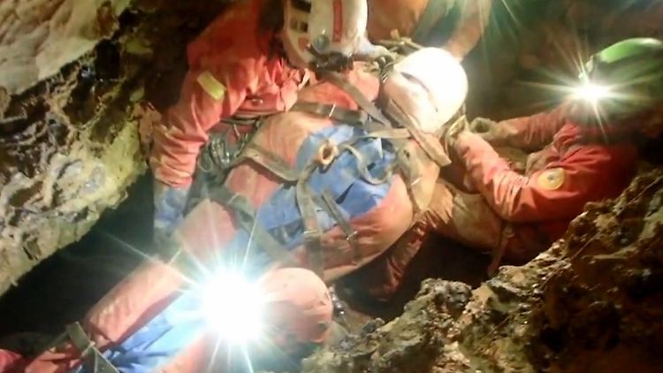 Das Standbild aus einem Video der Bergrettung zeigt Rettungskräfte der italienischen Bergrettung, die in der Höhle Abisso Bueno Fonteno im Einsatz sind, um eine italienische Höhlenforscherin zu retten