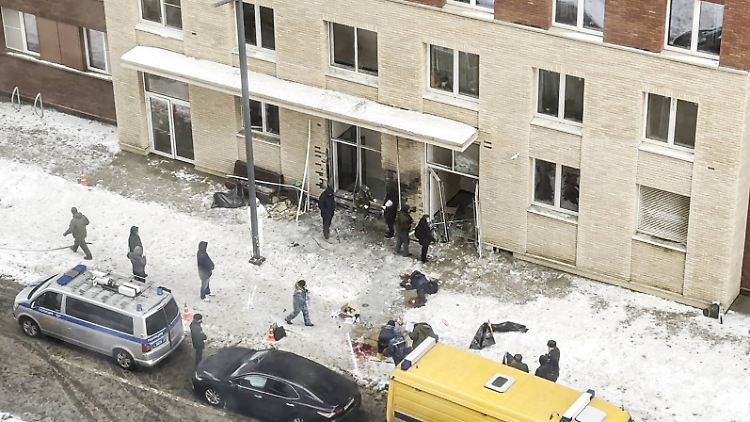 Der Tatort vor einem Hauseinang. Die Bombe soll in einem E-Scooter versteckt gewesen sein.