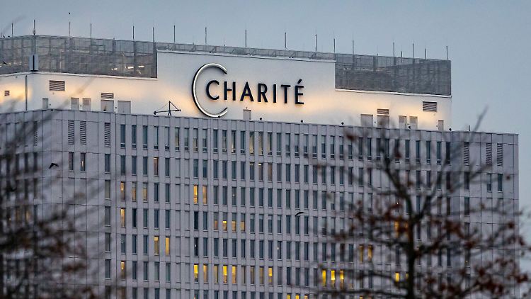Die betroffene Person wird laut Polizei in der Berliner Charité untersucht.