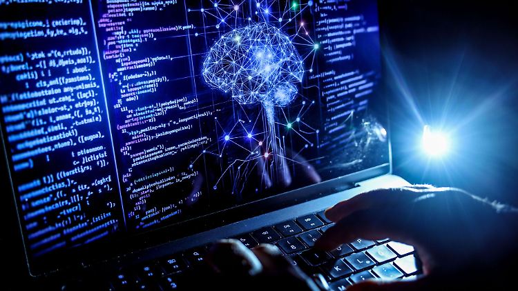 Gerade in Bürotätigkeiten wird es künftig entscheidend sein, auch KI-Systeme effektiv nutzen und steuern zu können. 