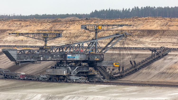 Ein Bagger im Braunkohletagebau im brandenburgischen Jänschwalde. 