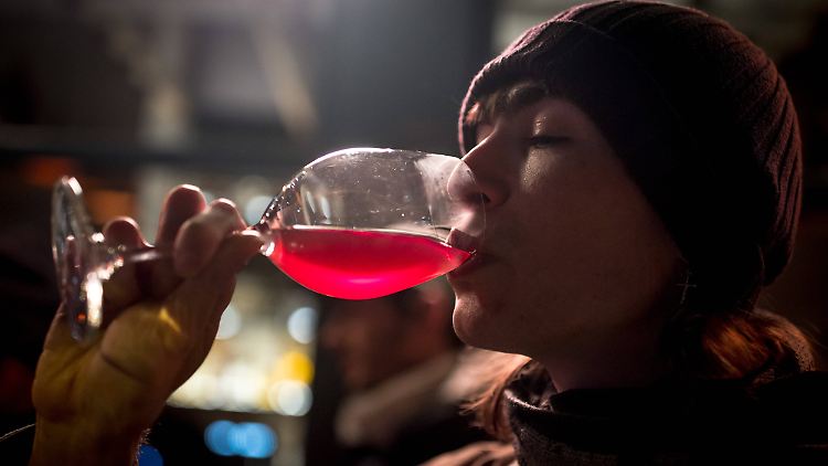 Frauen profitieren bei einer geringeren Menge Wein als Männer von einem möglichen Schutzeffekt, heißt es in der Studie.