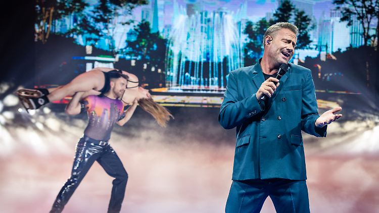 Zum Auftakt der "Holiday on Ice"-Shows in den jeweiligen Städten performt Sasha einige seiner Songs.
