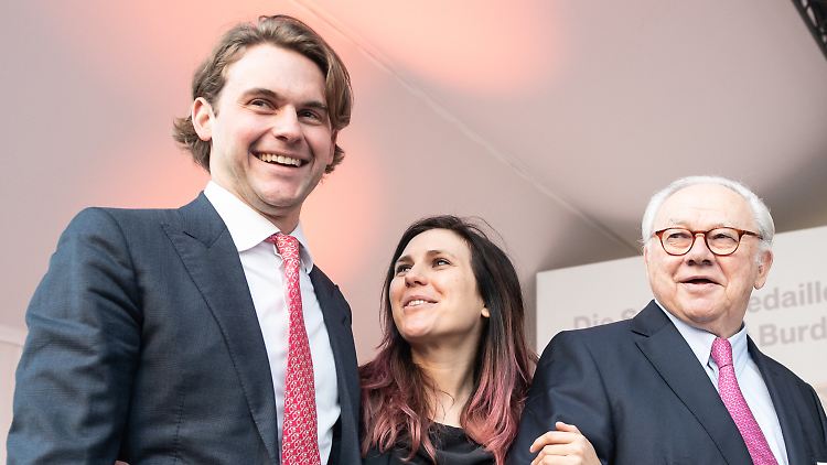 Hubert Burda (r.) mit seinen Kindern Elisabeth und Jacob bei einer Mitarbeiterfeier des Medienkonzerns 2020. 