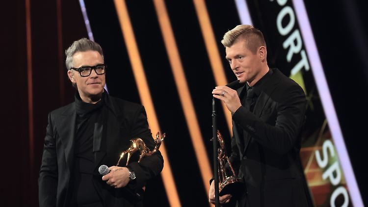 Toni Kroos (r.) teilte sich zuletzt auch mit Robbie Williams die Bühne.