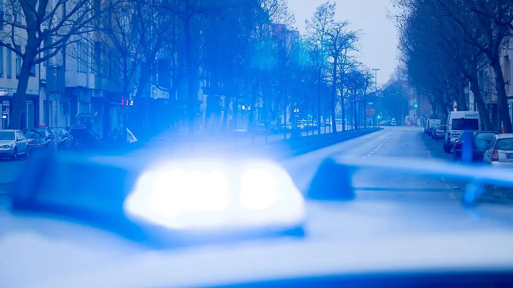Ein-Blaulicht-leuchtet-auf-dem-Dach-eines-Streifenwagens-der-Polizei