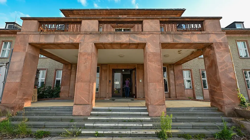 Das-ehemalige-Generalshotel-am-frueheren-Flughafen-Schoenefeld-dem-heutigen-Flughafen-Berlin-Brandenburg-BER